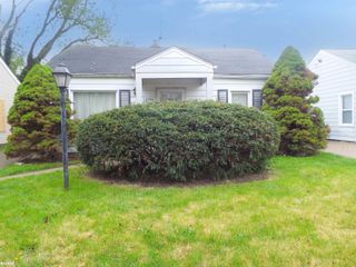 18744 Roscommon Street, Harper Woods, MI 48225