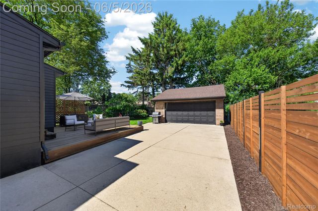 108 Maplefield Road, Pleasant Ridge, MI 48069