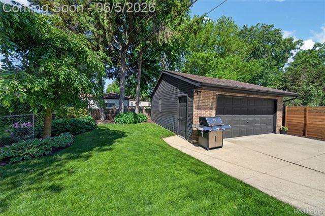 108 Maplefield Road, Pleasant Ridge, MI 48069