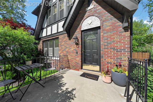 108 Maplefield Road, Pleasant Ridge, MI 48069
