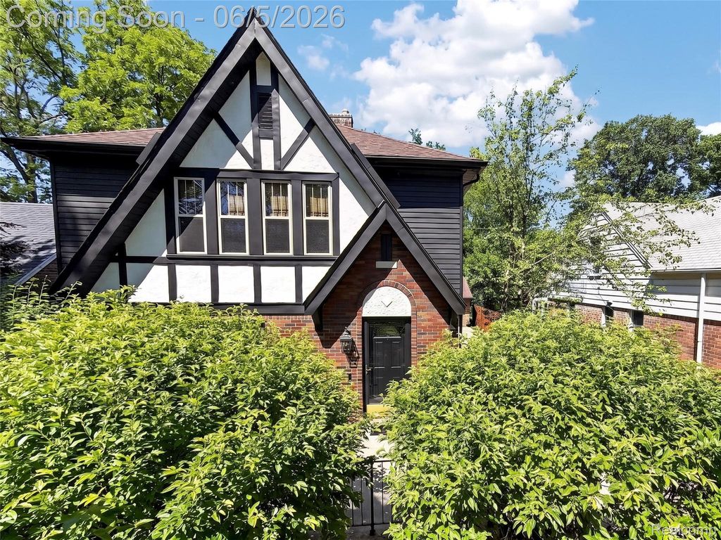 108 Maplefield Road, Pleasant Ridge, MI 48069