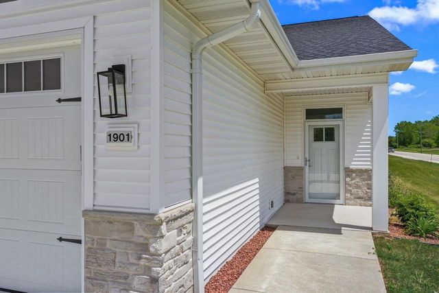 1901 HIDDEN HOLLOW LANE, Manitowoc, WI 54220