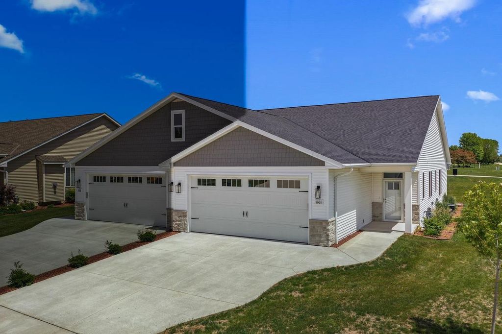 1901 HIDDEN HOLLOW LANE, Manitowoc, WI 54220