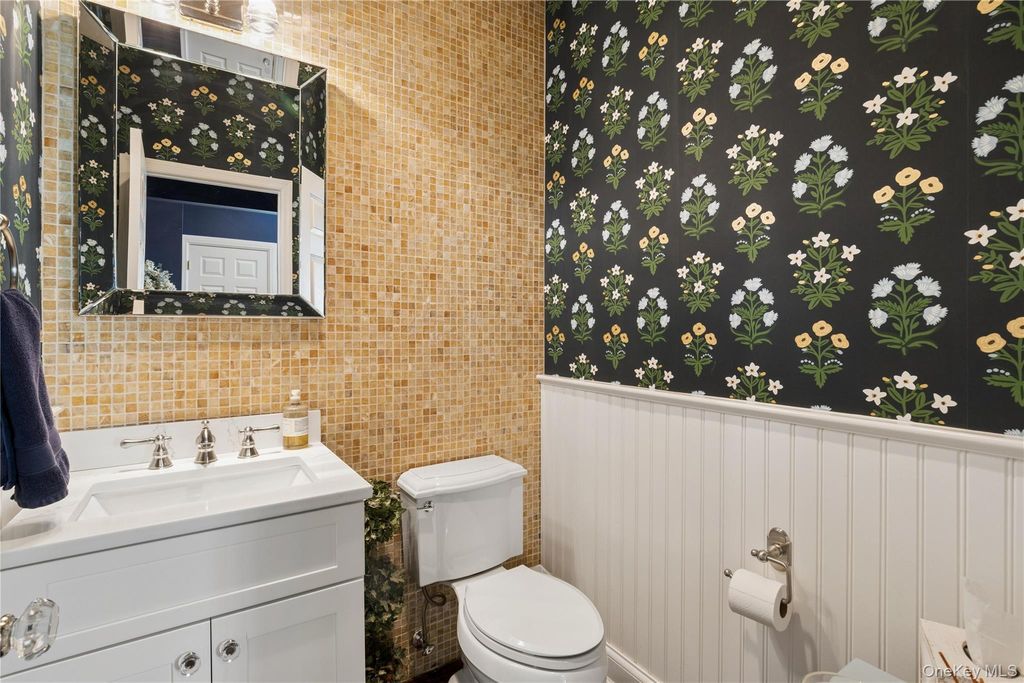 14 Esmond Avenue, Melville, NY 11747 — photo 5