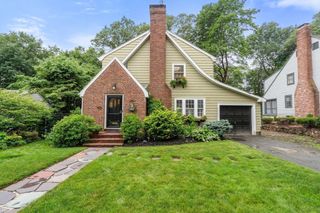 14 Sunset, Wellesley, MA 02482