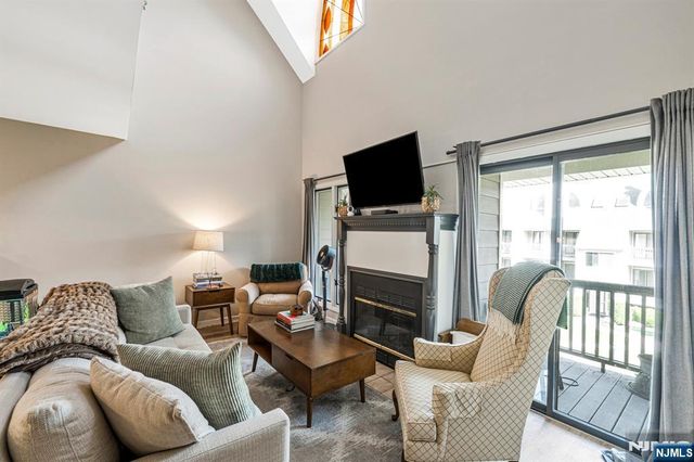 518 River Renaissance B18, East Rutherford, NJ 07073