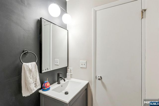 518 River Renaissance B18, East Rutherford, NJ 07073