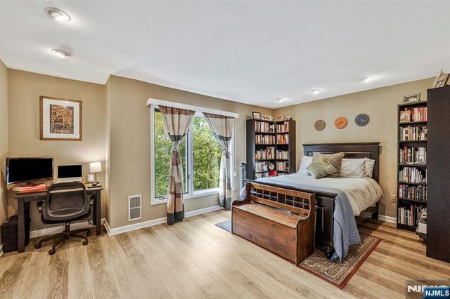 518 River Renaissance B18, East Rutherford, NJ 07073
