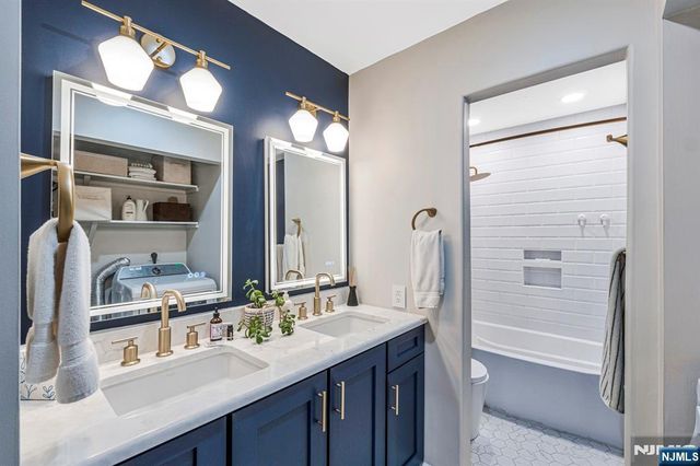 518 River Renaissance B18, East Rutherford, NJ 07073