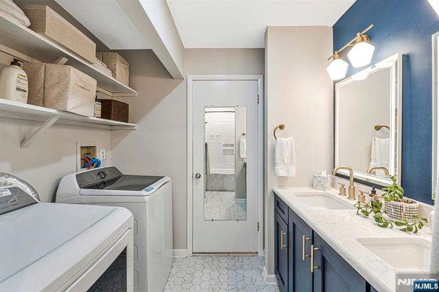 518 River Renaissance B18, East Rutherford, NJ 07073