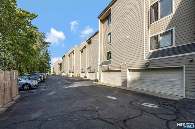 518 River Renaissance B18, East Rutherford, NJ 07073