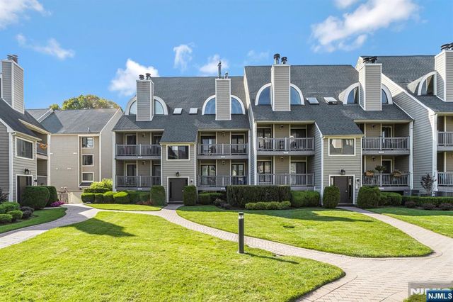 518 River Renaissance B18, East Rutherford, NJ 07073
