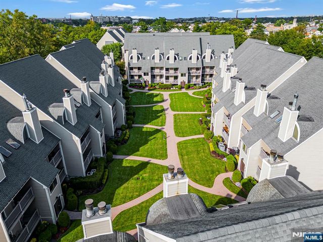 518 River Renaissance B18, East Rutherford, NJ 07073