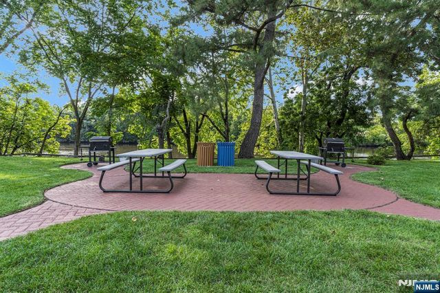 518 River Renaissance B18, East Rutherford, NJ 07073