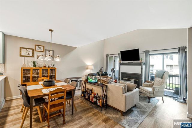 518 River Renaissance B18, East Rutherford, NJ 07073