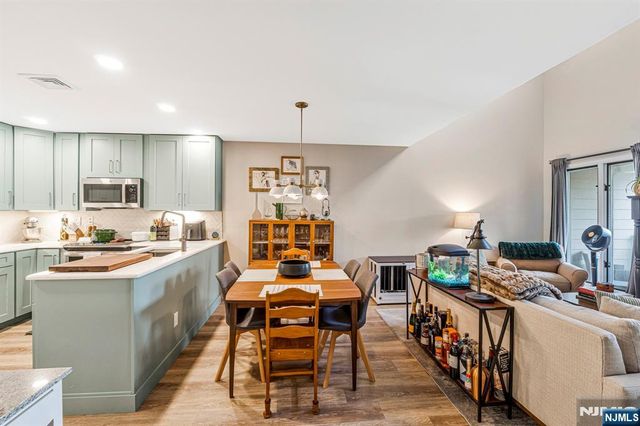 518 River Renaissance B18, East Rutherford, NJ 07073