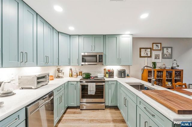 518 River Renaissance B18, East Rutherford, NJ 07073