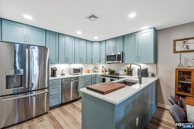 518 River Renaissance B18, East Rutherford, NJ 07073