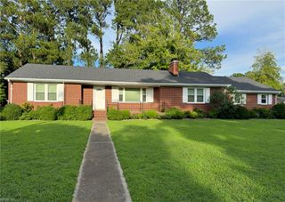 300 Red Point Dr DR, Smithfield, VA 23430