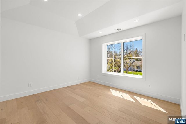 27 Garret Place, Glen Rock, NJ 07452