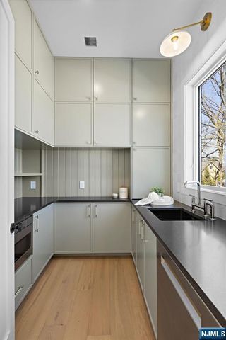 27 Garret Place, Glen Rock, NJ 07452