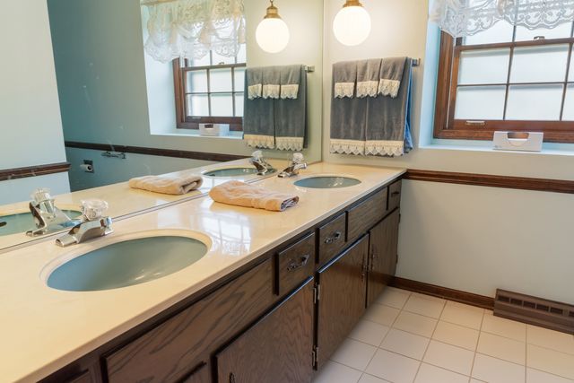 1131 Laureli Circle, Naperville, IL 60540