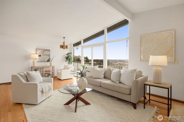 4360 Somerset Boulevard SE, Bellevue, WA 98006