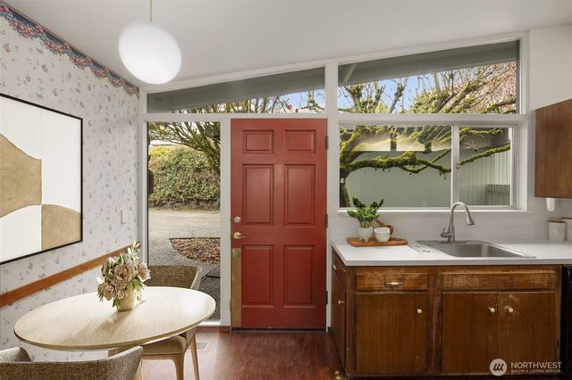 4360 Somerset Boulevard SE, Bellevue, WA 98006