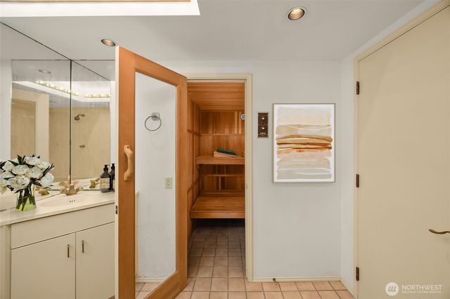 4360 Somerset Boulevard SE, Bellevue, WA 98006