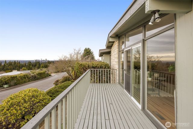 4360 Somerset Boulevard SE, Bellevue, WA 98006