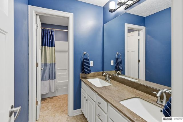 1006 S 197th Circle, Elkhorn, NE 68022