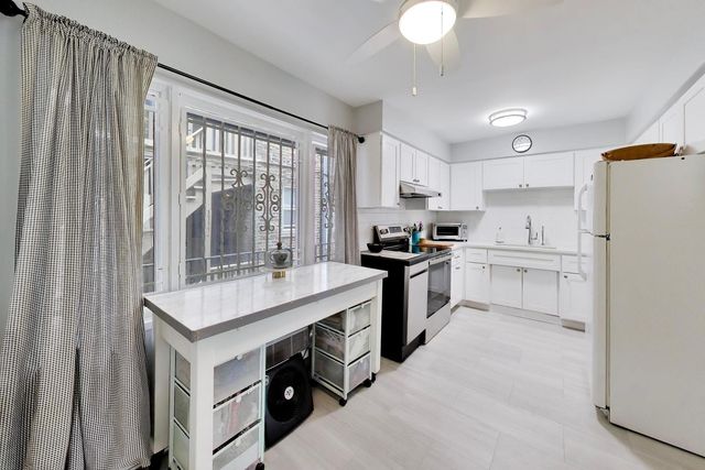 1125 W Lunt Avenue 203, Chicago, IL 60626