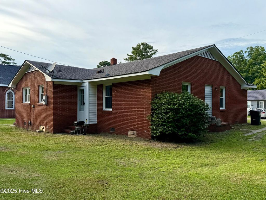 105 Rhodes Street, Williamston, NC 27892