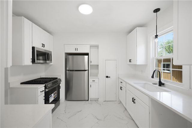 39 Marion Avenue S, Cranston, RI 02905