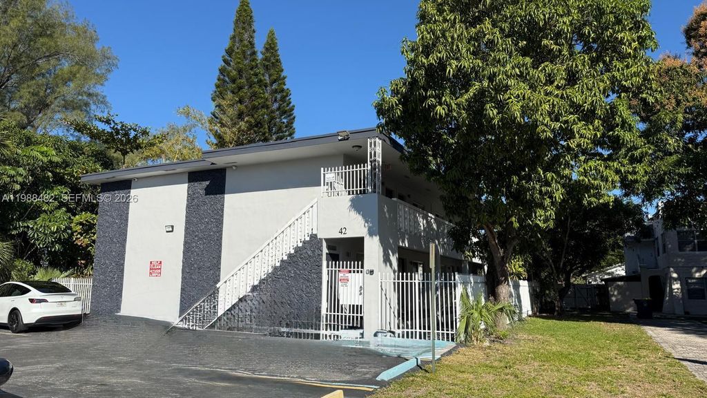 42 SW 14th St 103, Dania Beach, FL 33004