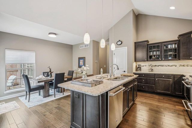 1047 Ann Marie WAY, Oconomowoc, WI 53066