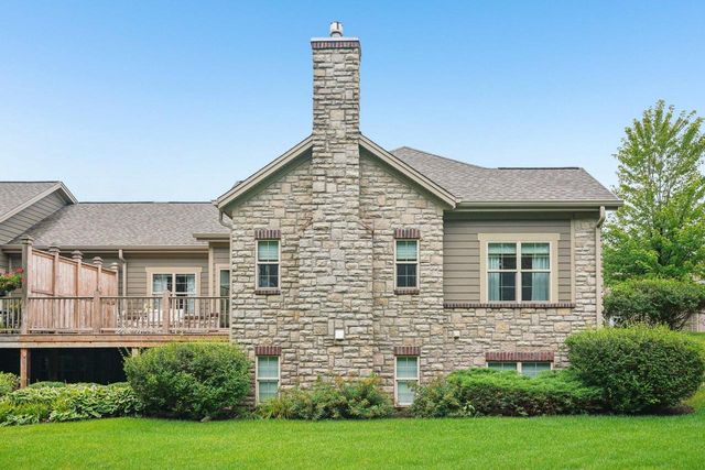1047 Ann Marie WAY, Oconomowoc, WI 53066
