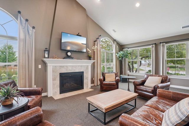 1047 Ann Marie WAY, Oconomowoc, WI 53066