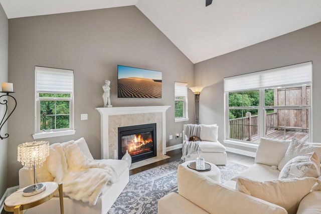 1047 Ann Marie WAY, Oconomowoc, WI 53066