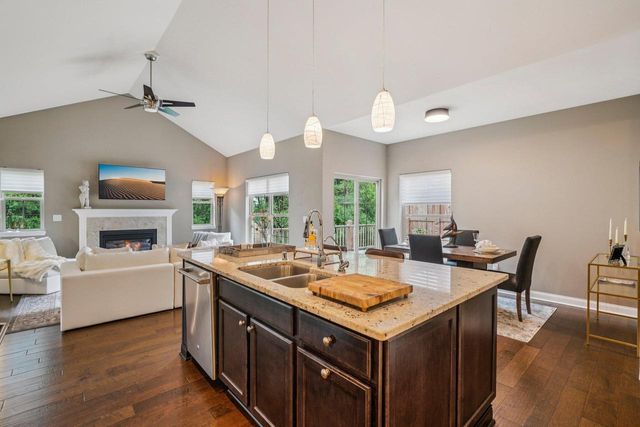 1047 Ann Marie WAY, Oconomowoc, WI 53066