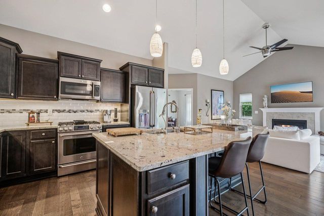 1047 Ann Marie WAY, Oconomowoc, WI 53066