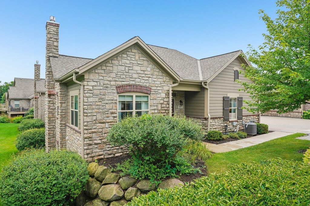 1047 Ann Marie WAY, Oconomowoc, WI 53066