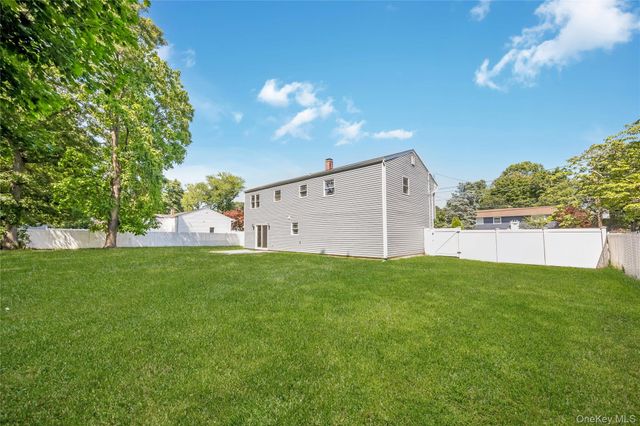 10 Shenandoah Boulevard, Port Jefferson Station, NY 11776