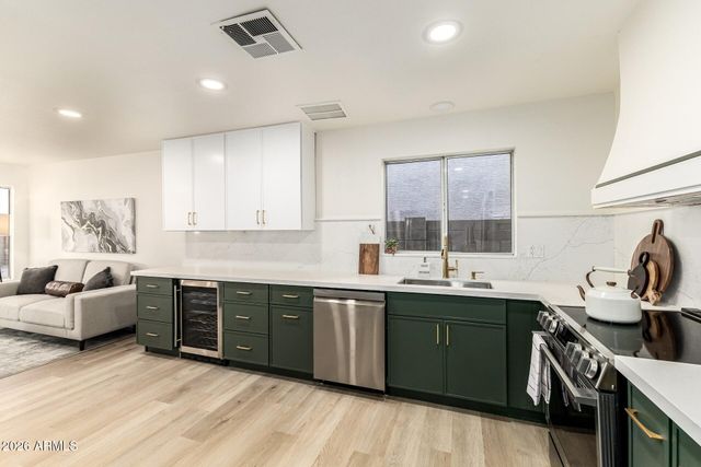 2905 E GLENHAVEN Drive, Phoenix, AZ 85048