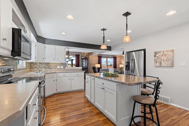 1632 W CLOVERDALE DRIVE, Appleton, WI 54914