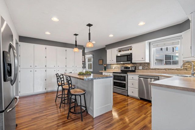 1632 W CLOVERDALE DRIVE, Appleton, WI 54914