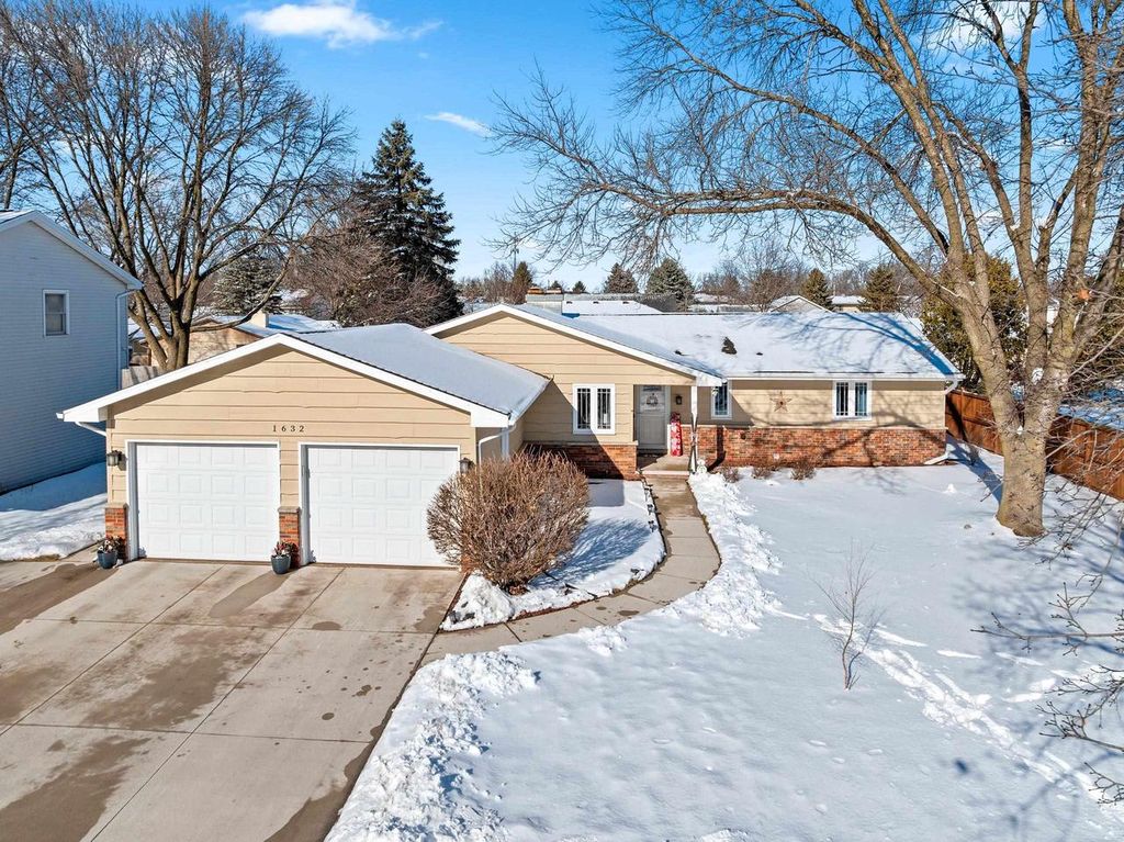 1632 W CLOVERDALE DRIVE, Appleton, WI 54914