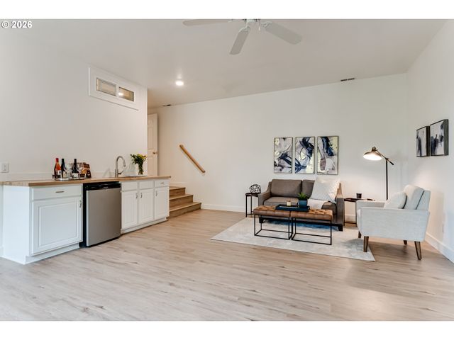 71 MARLBORO Ln, Eugene, OR 97405