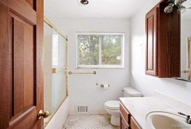 8890 Tipsico Lake Road, Holly, MI 48442