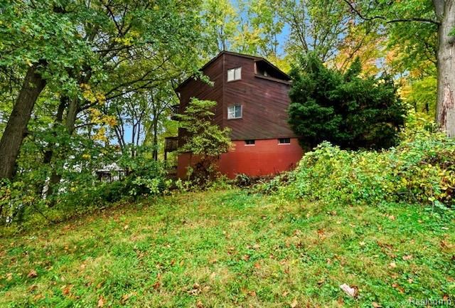 8890 Tipsico Lake Road, Holly, MI 48442